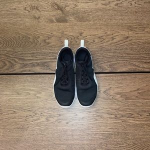 Black Nike airs